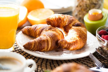 Kahve, portakal suyu ve kruvasan kahvaltı servis