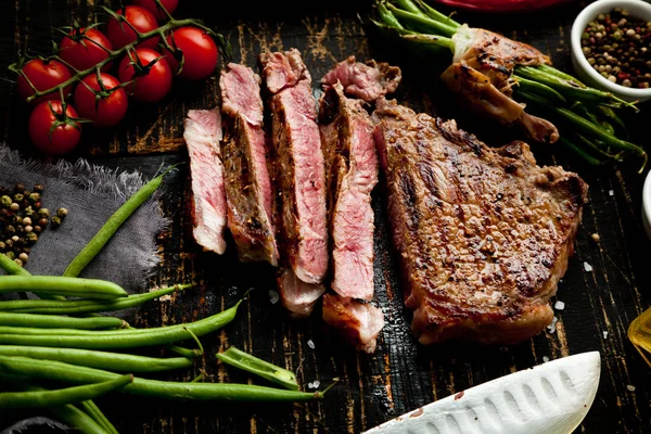 Čerstvé Grilované Maso Grilovaný Hovězí Steak Středně Propečený Dřevěném Prkénku — Stock fotografie