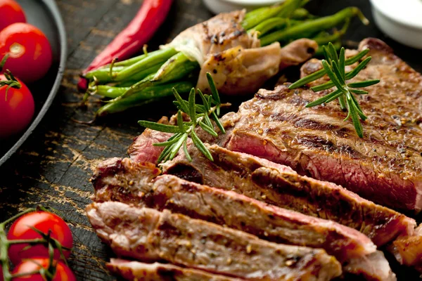 Viande Fraîche Grillée Steak Bœuf Grillé Moyen Rare Sur Planche — Photo