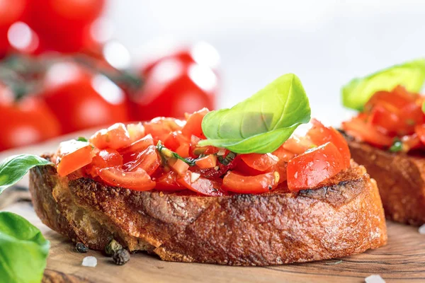 Bruschetta Rebanadas Baguette Tostada Adornada Con Albahaca —  Fotos de Stock