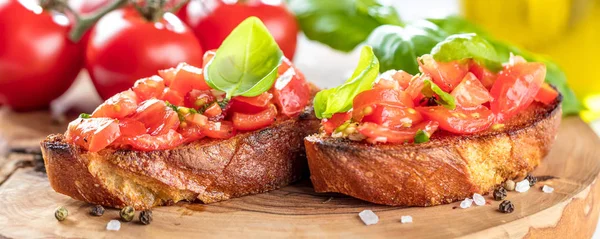 Bruschetta, dilim tost baget fesleğen ile süslenmiş