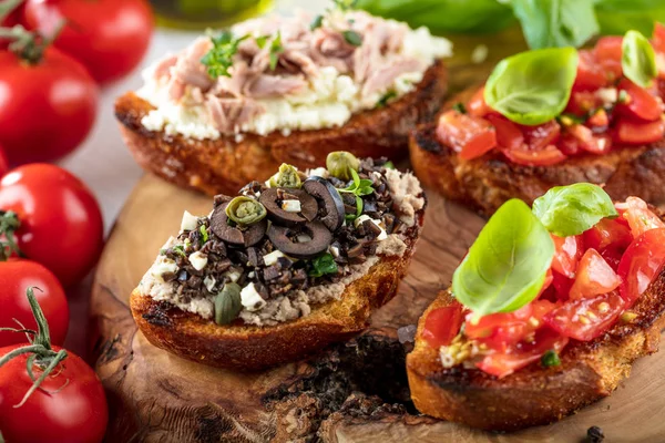 Bruschetta Rebanadas Baguette Tostada Adornada Con Albahaca —  Fotos de Stock