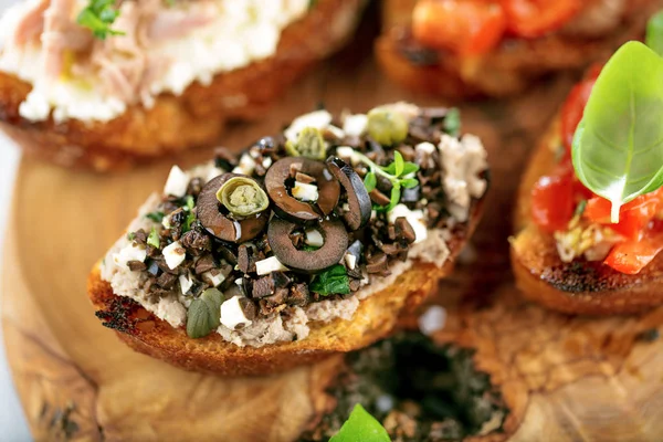 Bruschetta Rebanadas Baguette Tostada Adornada Con Albahaca —  Fotos de Stock