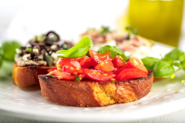 Bruschetta, dilim tost baget fesleğen ile süslenmiş