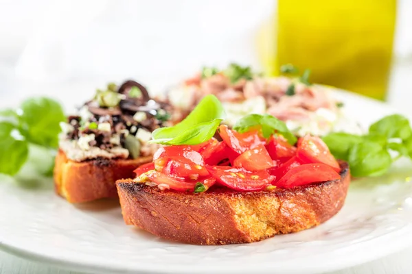 Bruschetta Rebanadas Baguette Tostada Adornada Con Albahaca —  Fotos de Stock