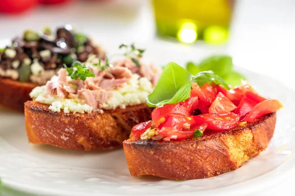 Bruschetta Skivor Rostad Baguette Garnerad Med Basilika — Stockfoto