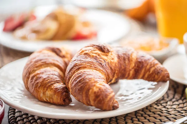 Kahve, portakal suyu ve kruvasan kahvaltı servis