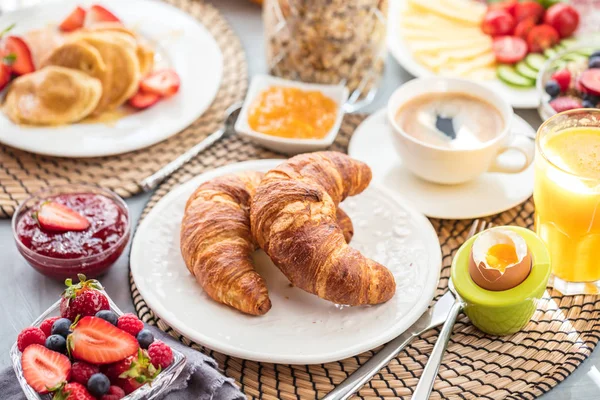 Frühstück Mit Kaffee Orangensaft Und Croissants — Stockfoto