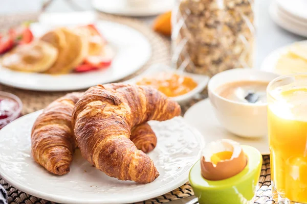 Pequeno Almoço Servido Com Café Sumo Laranja Croissants — Fotografia de Stock