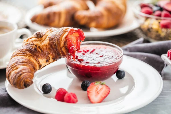 Kahve, portakal suyu ve kruvasan kahvaltı servis