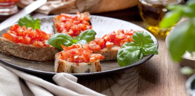 İtalyan yemek kavramı. Bruschettas pesto ile domates