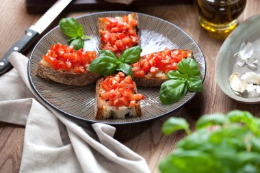İtalyan yemek kavramı. Bruschettas pesto ile domates