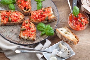 İtalyan yemek kavramı. Bruschettas pesto ile domates