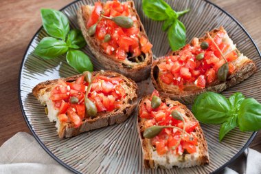 İtalyan yemek kavramı. Bruschettas pesto ile domates