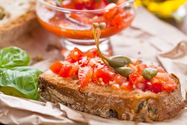 İtalyan yemek kavramı. Bruschettas pesto ile domates