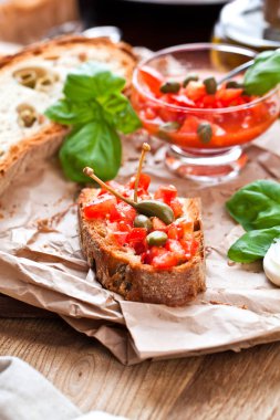 İtalyan yemek kavramı. Bruschettas pesto ile domates