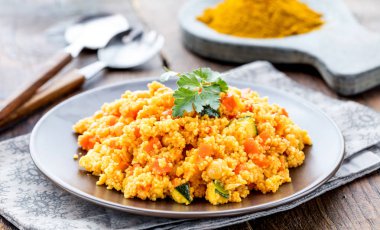 Lezzetli ev yapımı vejetaryen kuskus makarna