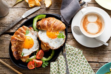 Kruvasan ile lezzetli Breakfast sahanda yumurta ile sandviç