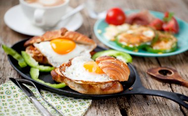 Kruvasan ile lezzetli Breakfast sahanda yumurta ile sandviç