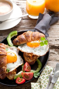 Kruvasan ile lezzetli Breakfast sahanda yumurta ile sandviç