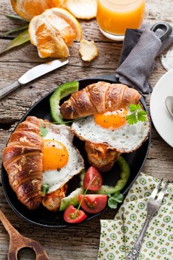 Kruvasan ile lezzetli Breakfast sahanda yumurta ile sandviç