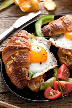 Kruvasan ile lezzetli Breakfast sahanda yumurta ile sandviç