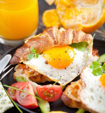 Kruvasan ile lezzetli Breakfast sahanda yumurta ile sandviç