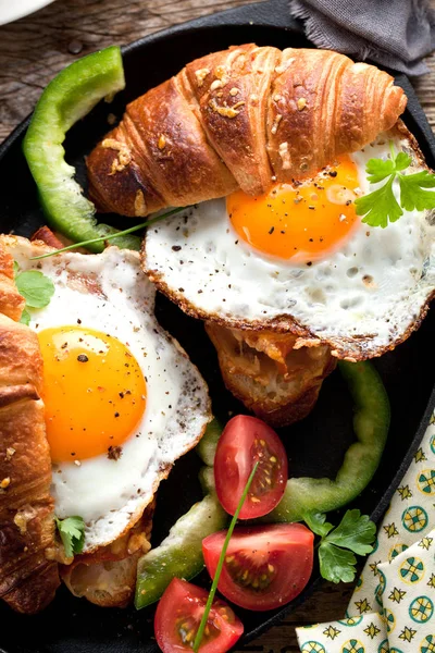 Utsökt Frukost Med Croissant Mackor Med Stekt Ägg — Stockfoto