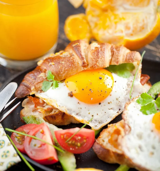 Вкусный Завтрак Бутербродами Круассаном Жареным Яйцом — стоковое фото