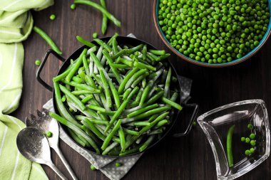Yığın donmuş bezelye masada, üstten görünüm.