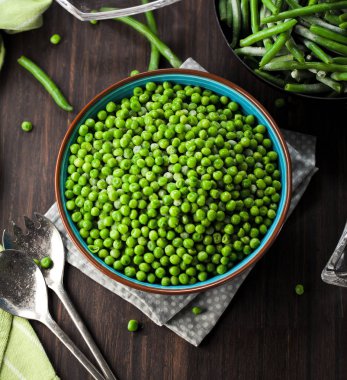 Yığın donmuş bezelye masada, üstten görünüm.