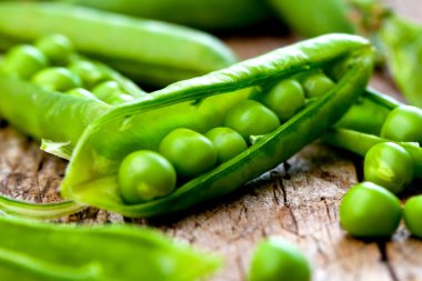 Hearthy taze yeşil bezelye ve bakla rustik ahşap zemin üzerine