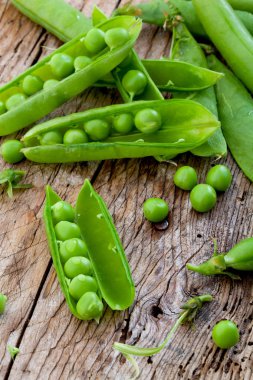 Hearthy taze yeşil bezelye ve bakla rustik ahşap zemin üzerine