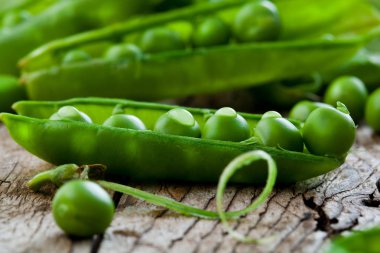 Hearthy taze yeşil bezelye ve bakla rustik ahşap zemin üzerine