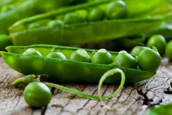 Hearthy taze yeşil bezelye ve bakla rustik ahşap zemin üzerine