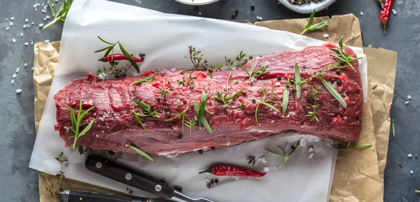 Frisches Filetsteak Auf Dem Tisch — Stockfoto