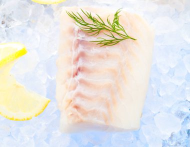 Morina fileto taze limon ile buzda balık 