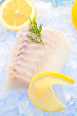 Morina fileto taze limon ile buzda balık 