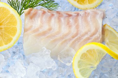 Morina fileto taze limon ile buzda balık 