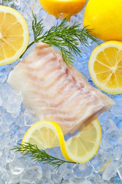 Morina fileto taze limon ile buzda balık 