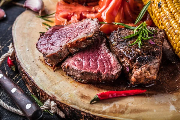 Steak Filet Frais Sur Table — Photo