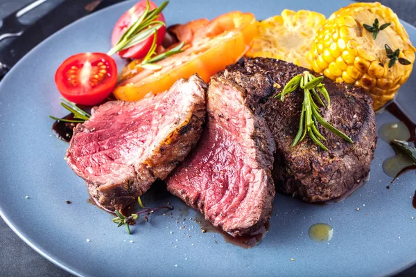 Frisches Filetsteak Auf Dem Tisch — Stockfoto