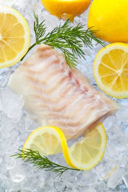 Morina fileto taze limon ile buzda balık 
