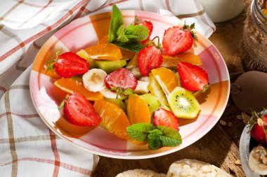 Sağlıklı kahvaltı. Yoğurt ve ahşap arka plan üzerinde meyveleri taze müsli.