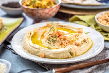 Sağlıklı ev yapımı krem humus zeytinyağı ve pide ile 