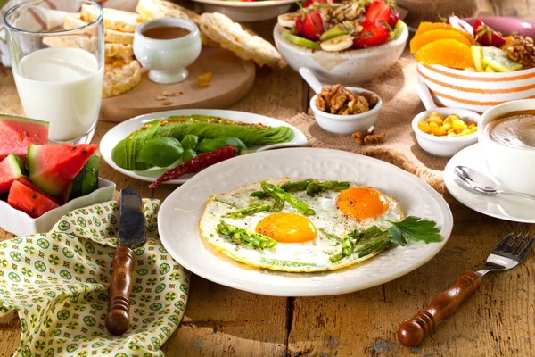 Frühstück Oder Brunch Tisch Gefüllt Mit Allerlei Köstlichen Delikatessen — Stockfoto