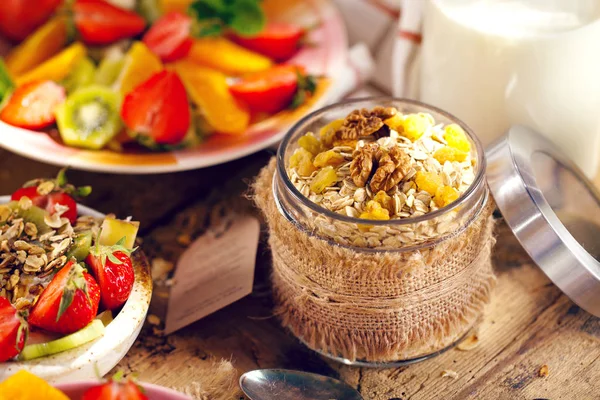 Desayuno Saludable Muesli Fresco Con Yogur Bayas Sobre Fondo Madera — Foto de Stock