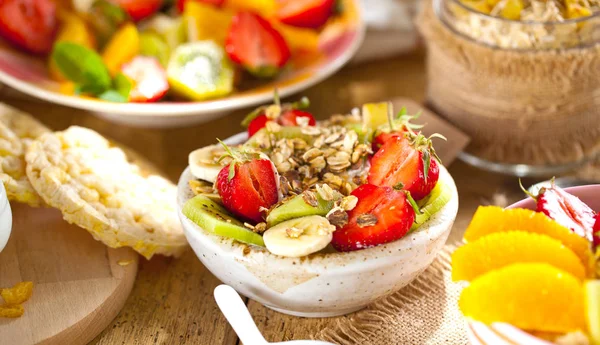 Desayuno Saludable Muesli Fresco Con Yogur Bayas Sobre Fondo Madera — Foto de Stock