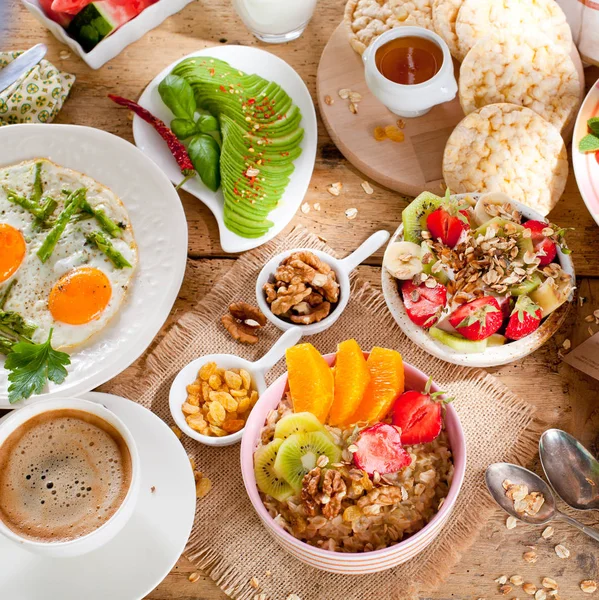 Pequeno Almoço Saudável Muesli Fresco Com Iogurte Bagas Fundo Madeira — Fotografia de Stock