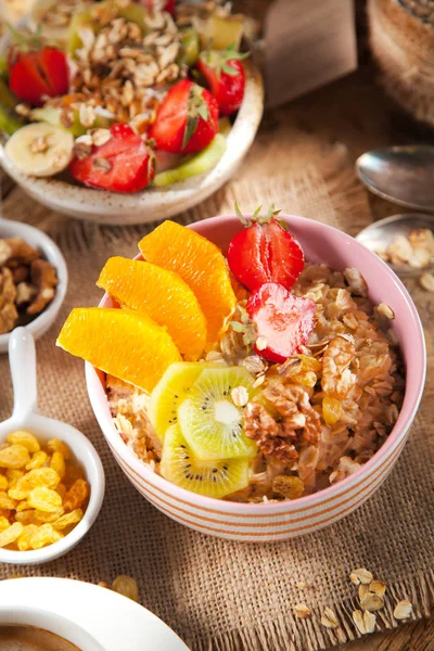 Здоровый Завтрак Свежие Мюсли Йогуртом Ягодами Деревянном Фоне — стоковое фото